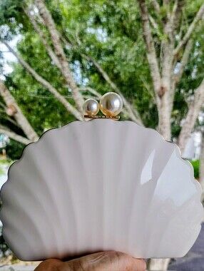 NWT Nina Wini Seashell Hardcase Clutch Purse Ecru Tan Gold Chain Crossbody